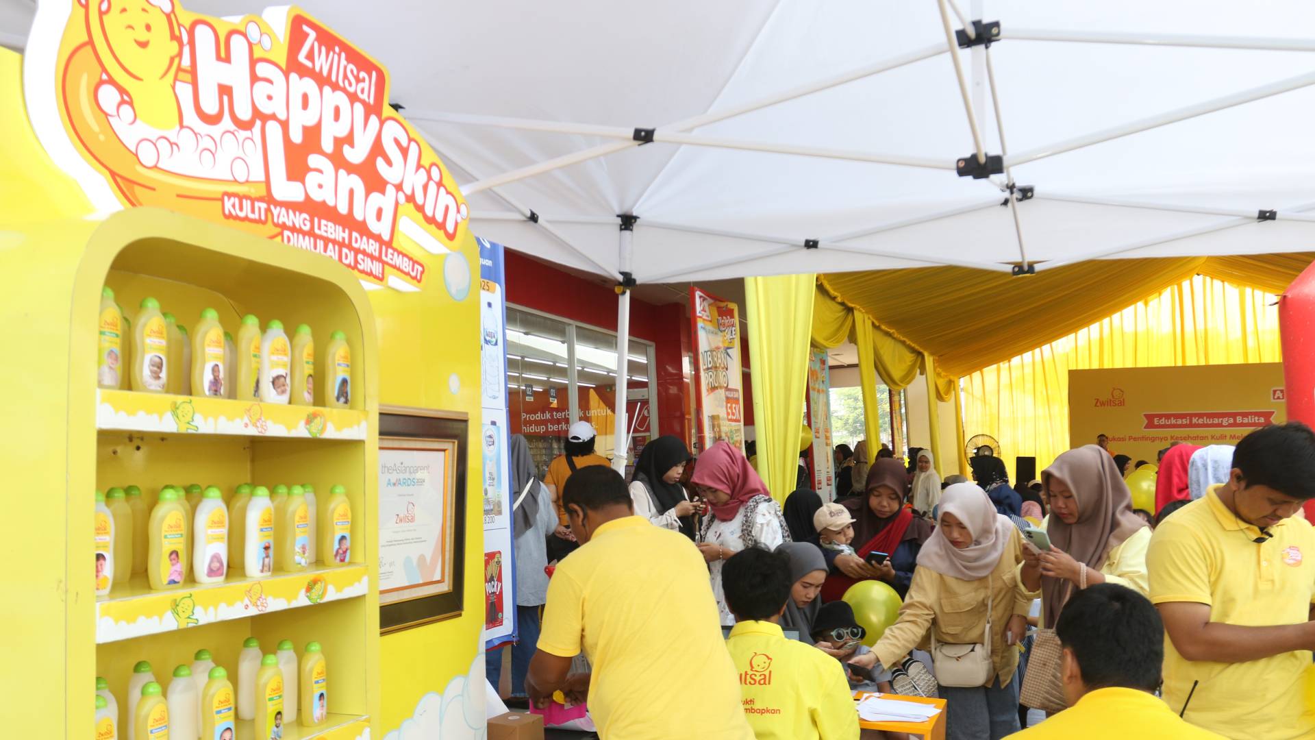 In “Posyandu Zwitsal” activity, your little one can take a photo to be attached to the Zwitsal bottle packaging