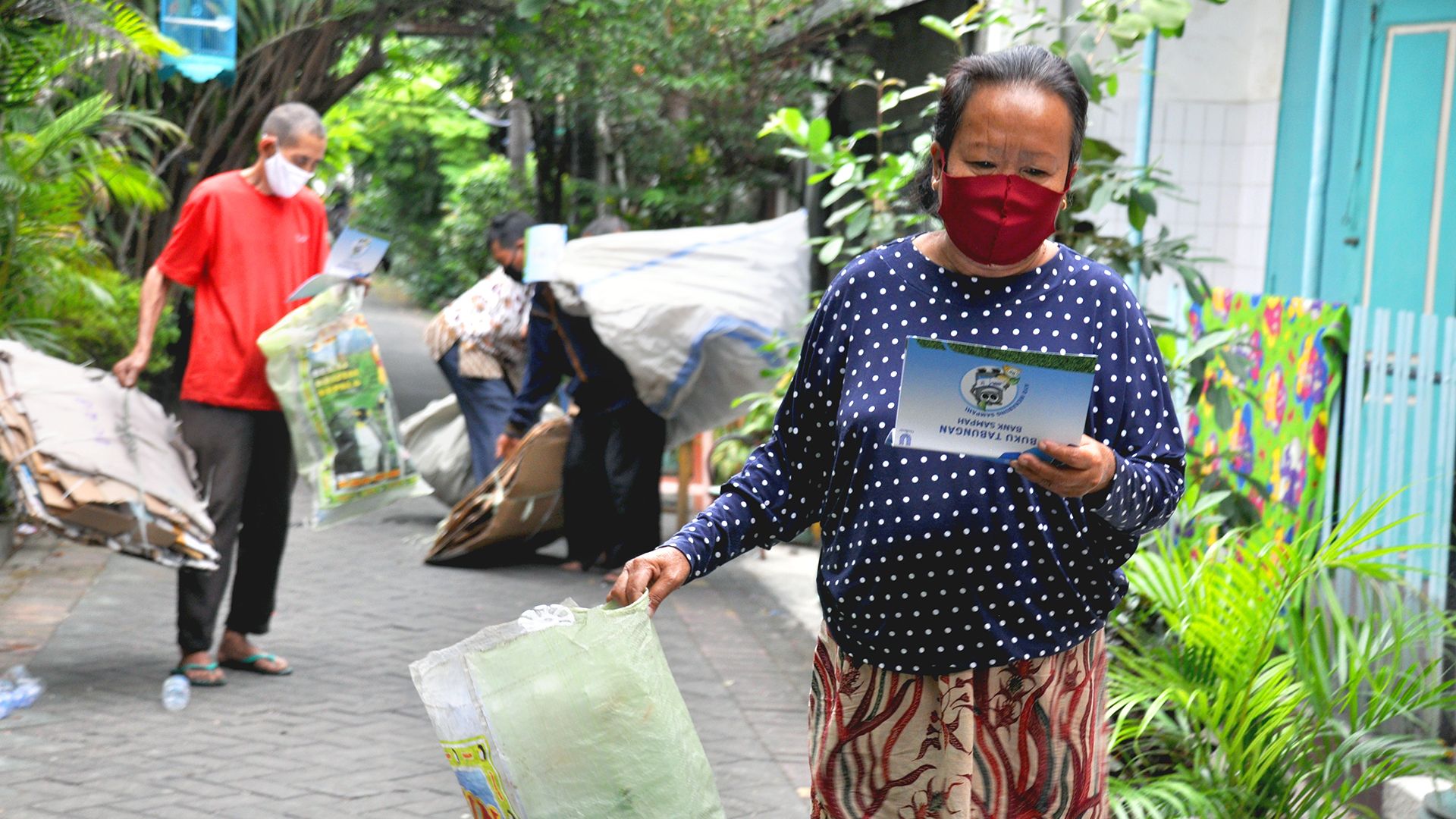mengumpulkan dan memproses lebih banyak plastik