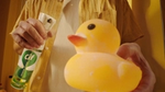 Person holding a yellow rubber duck and a Cif cleaning spray.