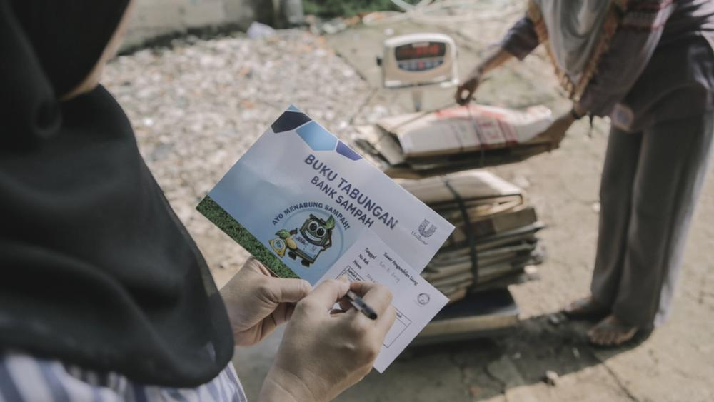 Mengumpulkan dan memproses lebih banyak plastik daripada yang kami jual