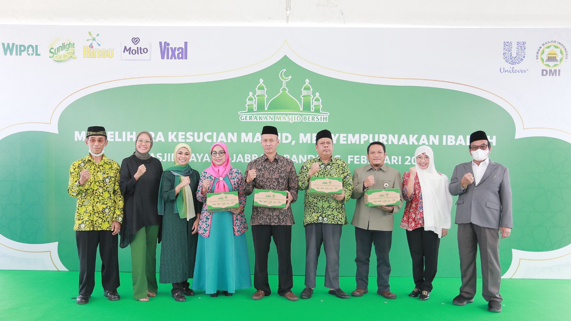 Symbolization of the handover of assistance to the Bandung Al Jabbar Grand Mosque