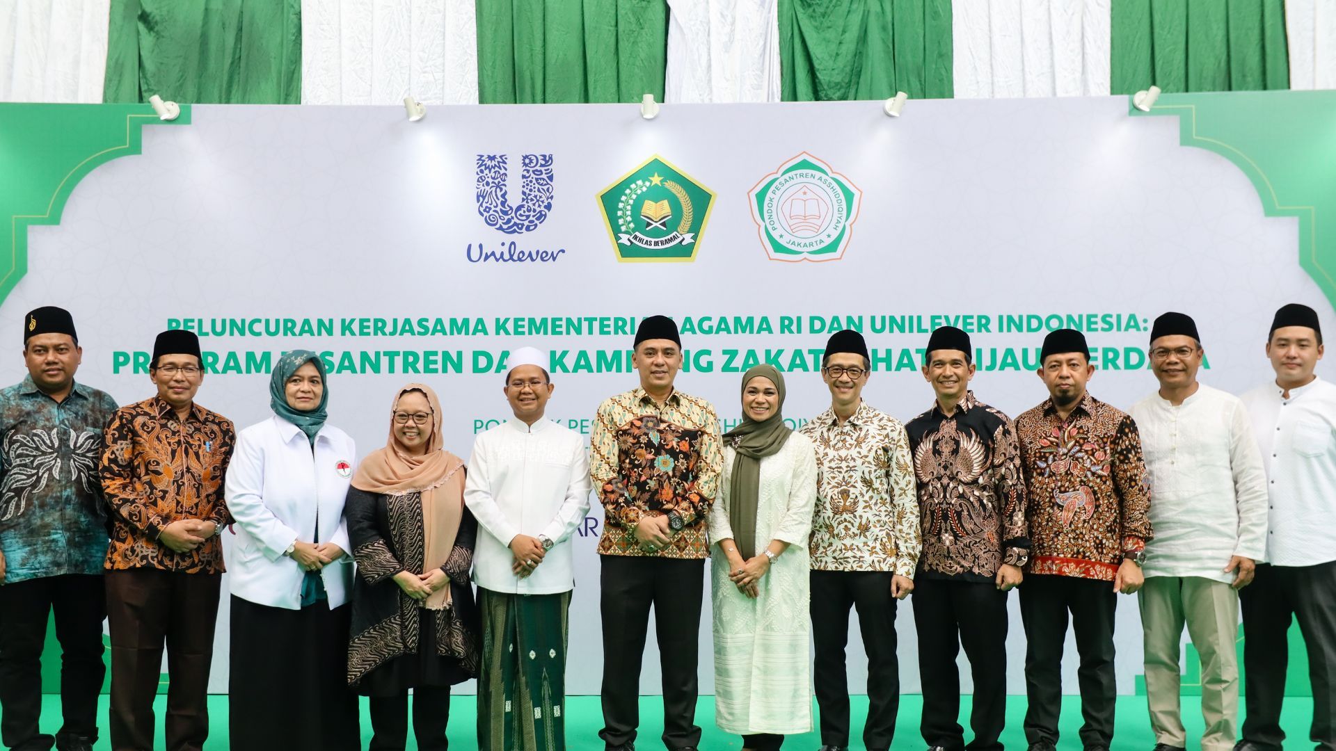 The signing of a memorandum of understanding for the continuation of the collaboration of the Pesantren Sehat Hijau Berdaya Program