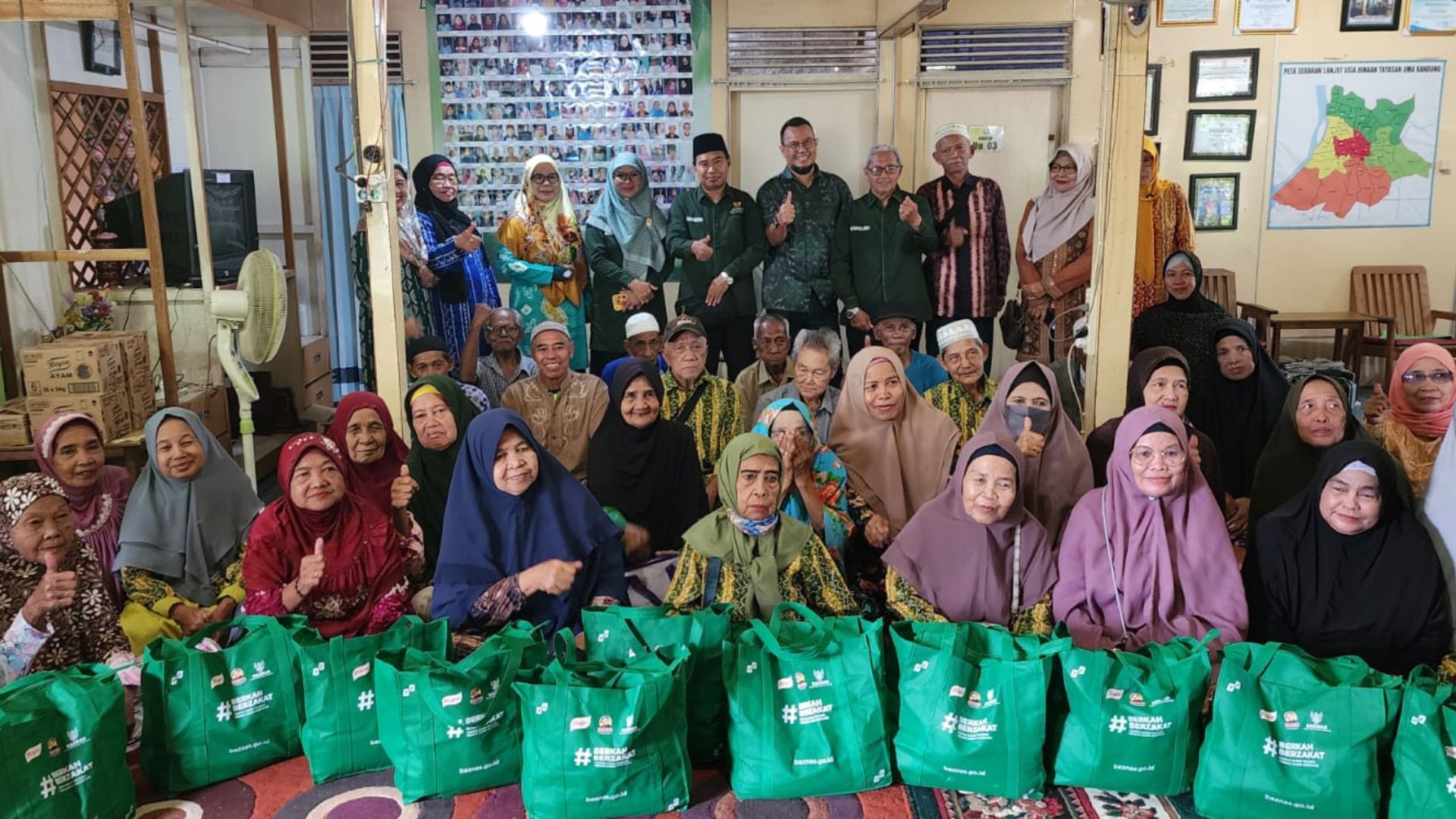 Unilever through Bango, Royco with BAZNAS distributed 1,100 basic food packages to the poor in the South Kalimantan region