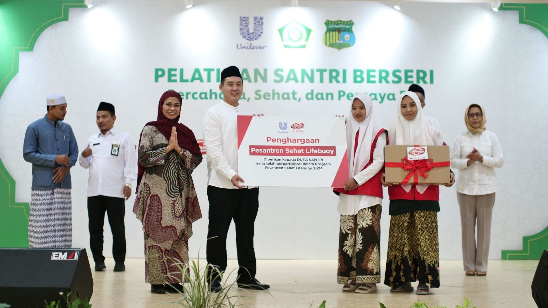 Lifebuoy appointed 2 students as peer educators to strengthen the sustainability of the Pesantren Sehat program