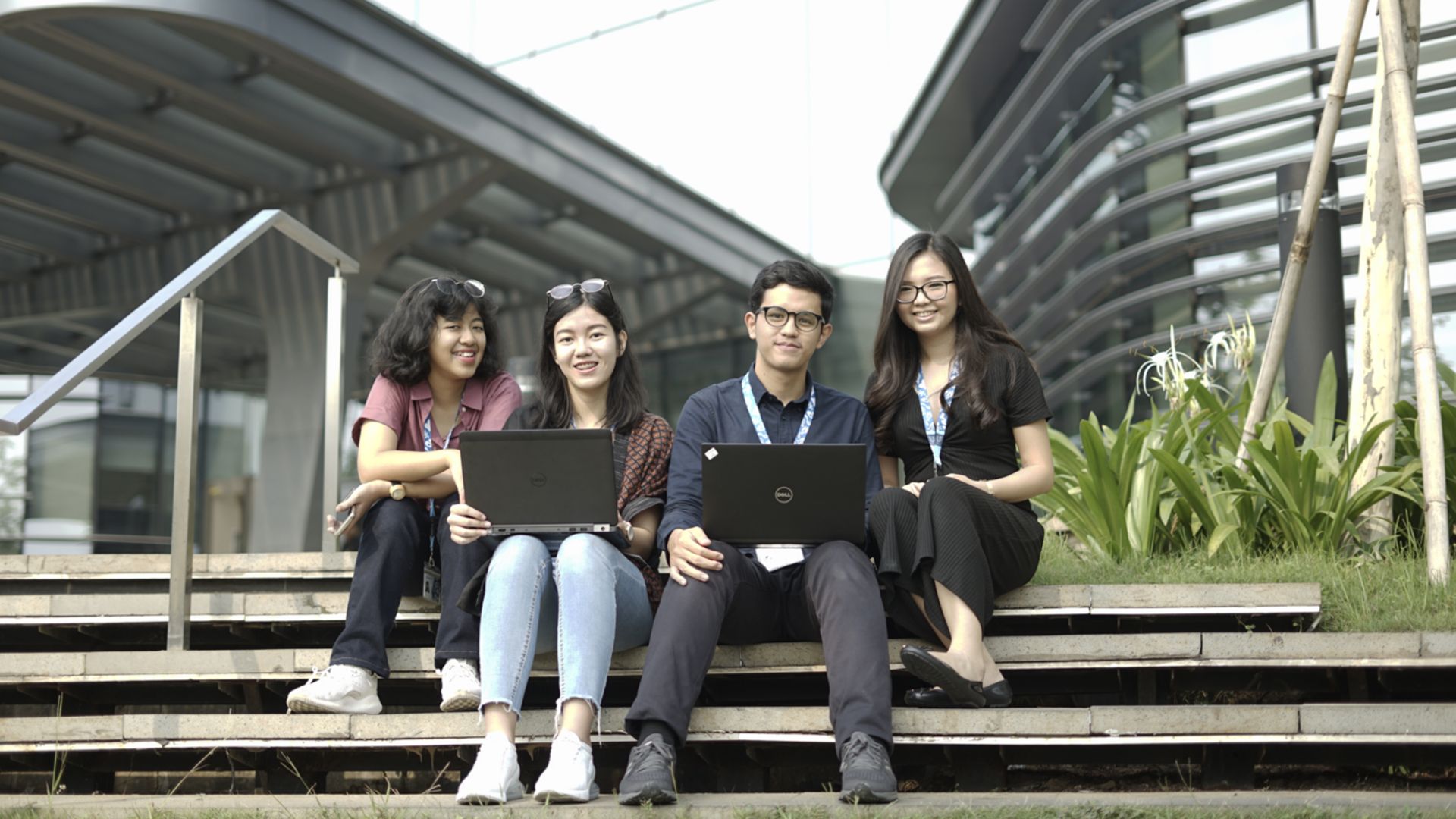 Karyawan Unilever Indonesia sedang bekerja dari kantor pusat Grha Unilever.